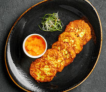 Драники с икрой лосося и фермерской сметаной