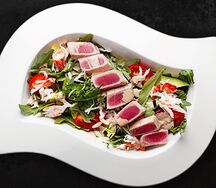 Тунец с камчатским крабом и авокадо