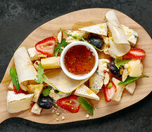 Итальянские сыры с инжирным вареньем и дижонской горчицей