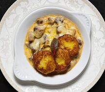 Телячий язык с грибами и драниками