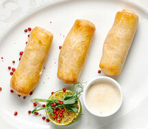 Пирожки с мясом камчатского краба и сливочным соусом