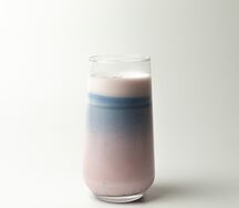 Матча голубая с черникой