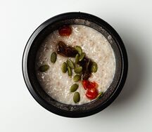 Ячневая каша на миндальном молоке с финиками и вишней