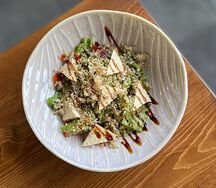 Салат с киноа и тофу