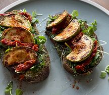 Брускетта с вялеными томатами 