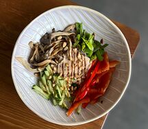 Салат с фунчозой в ореховом соусе