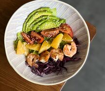 Салат с креветками в соусе гуакамоле