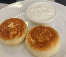 Сырники творожные со сметанным соусом и лимонным конфитюром