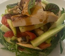 Овощной микс со свежей зеленью и печеным цыпленком