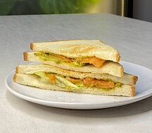 Сэндвич с лососем и крем-чиз