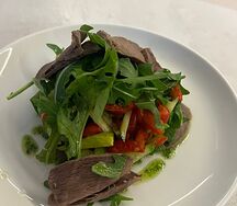 Овощной микс со свежей зеленью и печеным мясом (телятина)