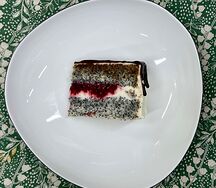 Маковый торт с вишней