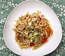 Лапша Удон с жареной курочкой и овощами в соусе краши, с чесноком и имбирем