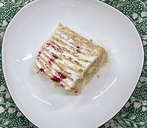 Медовик с брусникой