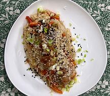 Рис, жаренный с курочкой и овощами с соусом унаги, чесноком и имбирем