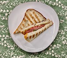 Сэндвич с копченой колбасой