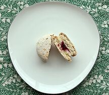 Макарон Вишня и кокос