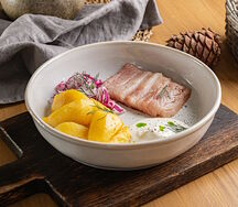 Слабосоленый омуль с картофелем и домашней сметаной