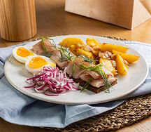 Хариус с маринованным луком