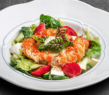 Салат с креветкой в тесте катаифи