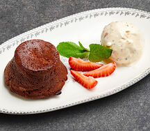 Горячий шоколадный фондан с пихтовым мороженым