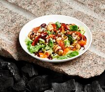 Теплый салат с куриным филе и красной фасолью