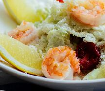 Салат Цезарь с креветками