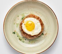 Бифштекс с яйцом