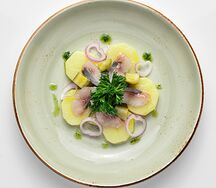 Сельдь с луком и картофелем