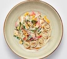 Салат с куриной грудкой и омлетом