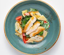 Салат Цезарь с курицей