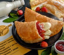 Чебурек с клубникой и бананом