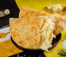 Чебурек с картофельным пюре и моцареллой