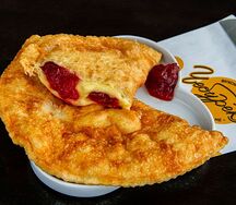 ЧебурекМи с клубникой и сливочным сыром