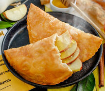 Чебурек с яблоком, корицей и медом