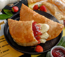 Чебурек с клубникой и бананом