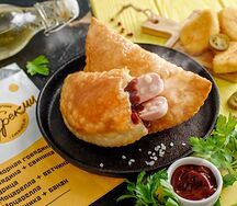 Чебурек с двумя баварскими сосисками и соусом барбекю