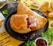 Чебурек с одной баварской сосиской и соусом барбекю