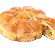 Пирог Веселая семейка с капустой, картофелем и грибами