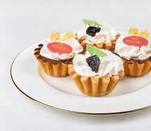 Корзиночка с черной смородиной и апельсином пирожные