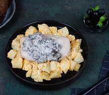 Курица на пару под грибным соусом с картофелем