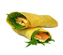 Ролл с красной рыбой, сливочным сыром и зеленым салатом