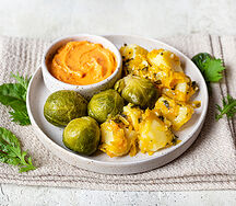 Брюссельская капуста с овощами и кокосово-томатным соусом