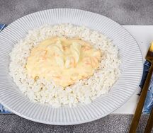 Горбуша с кальмарами в сливках с рисом