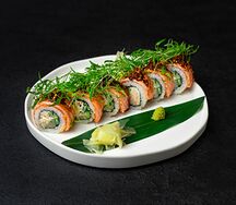 Ролл с опалённой форелью