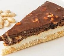 Торт с соленой камелью, шоколадом и орехами