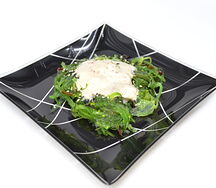 Салат Чука с огурцом и ореховым соусом