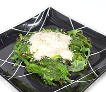 Салат Чука с ореховым соусом