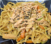 Удон с курицей и овощами