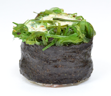 Гункан с чукой и ореховым соусом